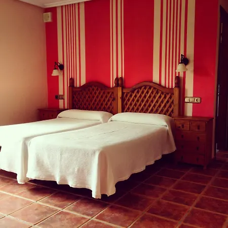 Rural La Lluriga מלון